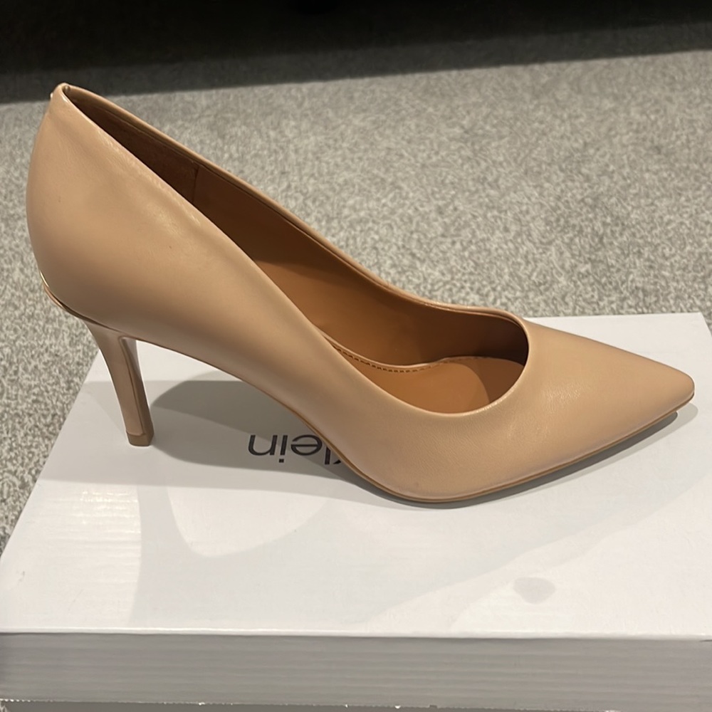 Calvin Klein size 7 natural pump